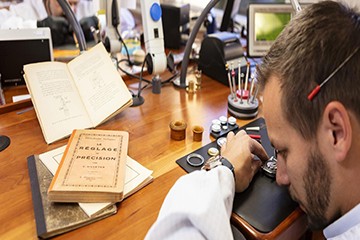 青岛万国腕表鳄鱼皮表带维修